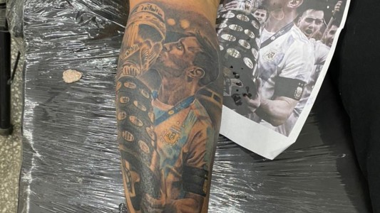 Es cordobés y se tatuó a Messi levantando la copa