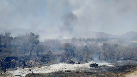 El fuego arrasa al norte de Cosquín