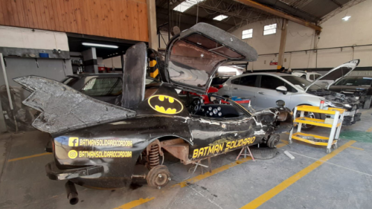 Un taller mecánico reparará el "Batimóvil" chocado: Batman está feliz
