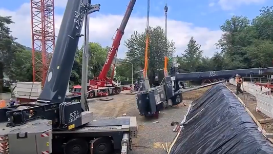 Se salvaron de milagro: una grúa de 68 toneladas aplastó a dos trabajadores