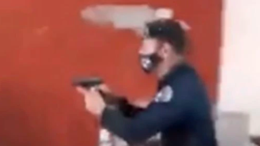 Video: policía cubano le dispara a un manifestante en su casa frente a su familia