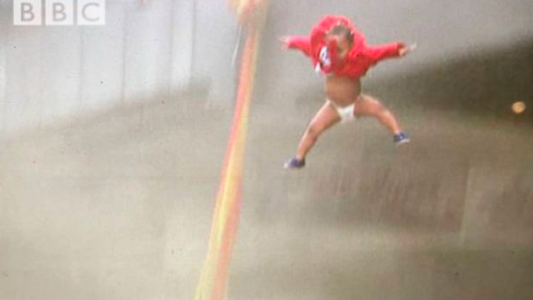 Video dramático: una mujer lanzó a su bebé desde un edificio en llamas en Sudáfrica