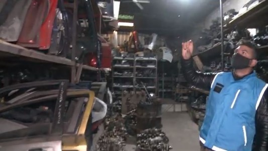 Secuestran más de 7.800 autopartes ilegales de vehículos de alta gama en un local de Chacarita