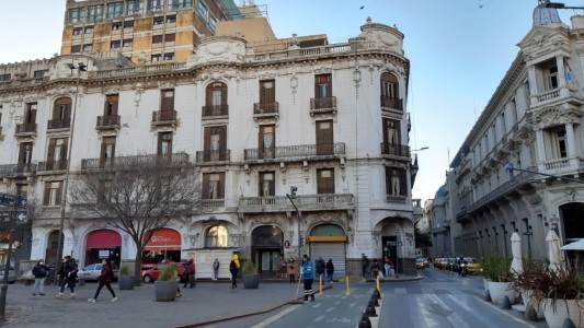 Cierra el geriátrico El Ángel ubicado frente a Plaza San Martín: ¿Qué pasará con los abuelos?