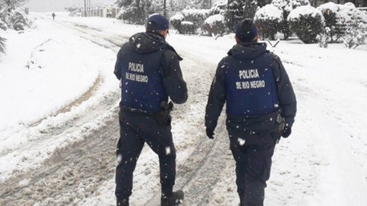 El Bolsón: sancionarán a Policías que patrullen con las manos en el bolsillo
