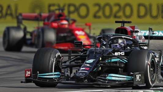 Hamilton se quedó con el GP Británico tras sacar de carrera al líder Verstappen