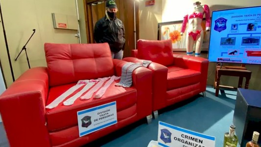 "Operativo Sofá Rojo": Detienen por abuso sexual infantil a un hombre que filmaba a sus víctimas en un sillón rojo