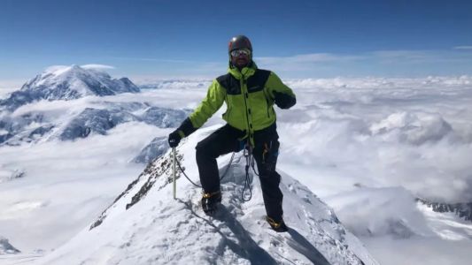 Hizo cumbre en cuatro de los siete picos más altos del mundo con la bandera de veteranos de Malvinas