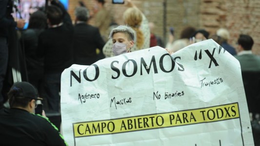 “No soy una x”: el reclamo en la presentación del DNI no binario