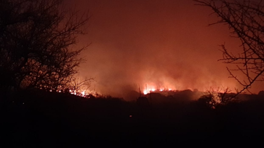 Fuego en Malagueño, buscan a dos sospechosos