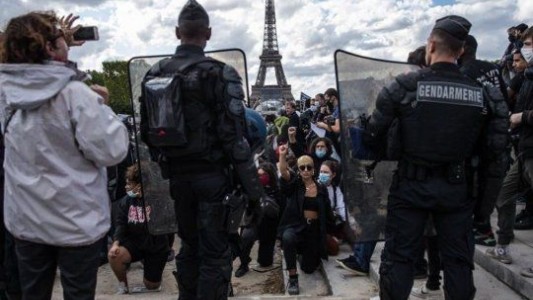 Denuncian al Estado francés por controles policiales racistas