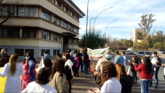Protestan trabajadores de la salud, buscando concientizar en la emergencia