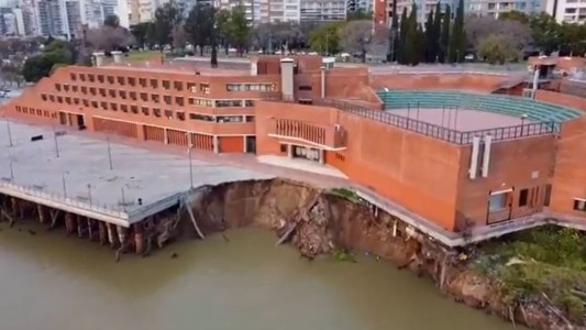 Los videos del impactante derrumbe de la costa central en Rosario por la bajante del Paraná