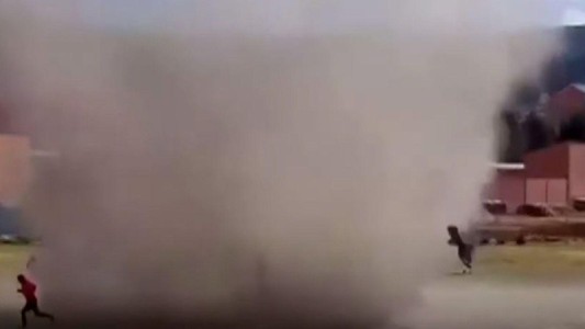 VIDEO: así se tragó un remolino a un árbitro de fútbol