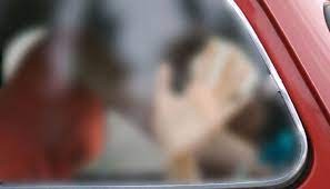 Un hombre fue detenido acusado de abusar sexualmente a una adolescente y de intentar ahorcarla