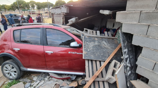 Violento despertar: un auto descontrolado se metió en una pieza donde dormía una familia