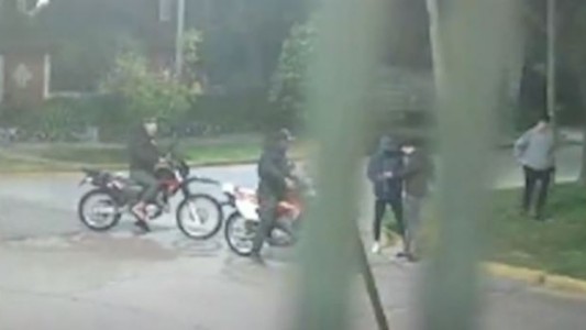 Video: Madre se jugó la vida por su hijo