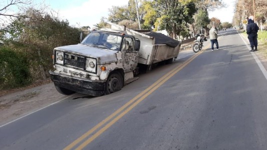 Imágenes impactantes: un camión se hundió en el asfalto de la ruta 41