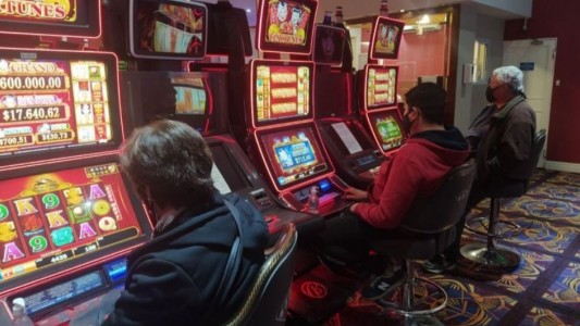 Reabrieron los casinos: colas de quienes se apostaron temprano para ganar un lugar