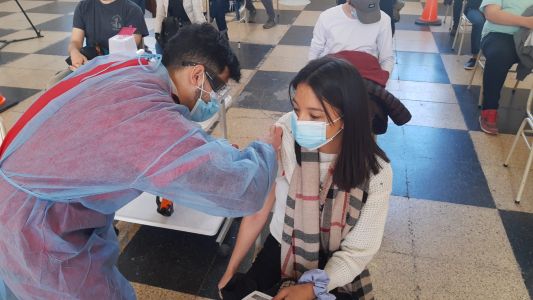 Padres con expectativas por la vacunación de menores de con comorbilidades