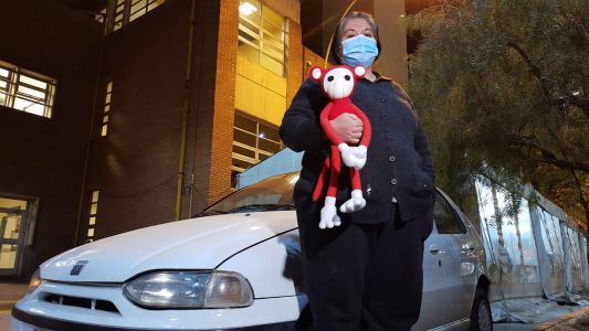 Duermen desde hace 45 día en un auto enfrente del Hospital de Niños, su hijo está internado y no tienen dinero para volver a su casa