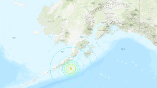 Alerta de tsunami por un sismo de magnitud 8,2 frente a las costas de la península de Alaska