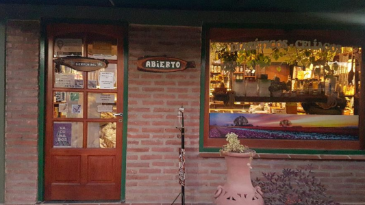 Para colgar el cartel de “Abierto”, en La Granja hay que ponerle el brazo a la jeringa