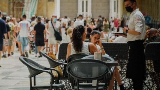 La indignante oferta de empleo que explota en las redes: el empleador se queda hasta con las propinas