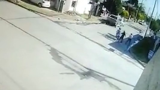 El indignante video de los motochorros que atacan a una mujer con su bebé en brazos