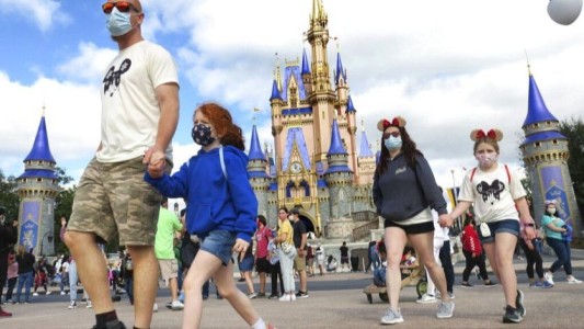 Vuelven a usarse barbijos a los parques de Disney en Estados Unidos