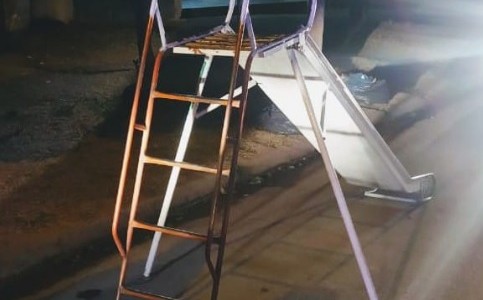 Insólito: se robaron un tobogán de un patio