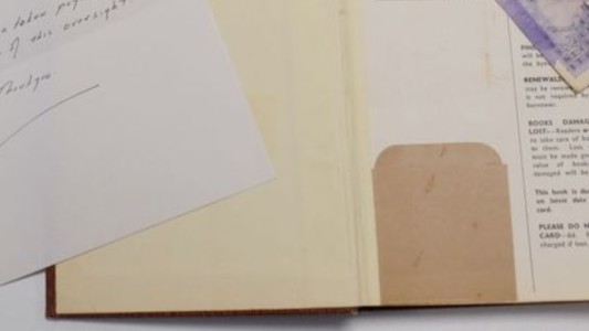 Con 50 años de retraso, devolvió un libro a la biblioteca: la nota de disculpa