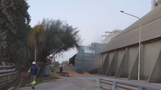 Derrumbe en una celda de granos de puerto cercano a Rosario: un operario atrapado