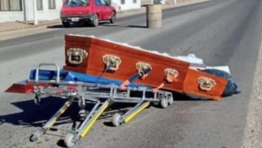 Se cayó el ataúd del coche fúnebre y el cuerpo quedó tirado en la ruta