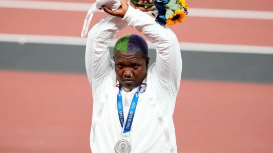 El COI investigará un gesto de la estadounidense Saunders al recibir su medalla de plata