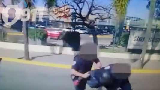 VIDEO: un motochoro que arrebataba celulares ofreció un millón de pesos para no ser detenido