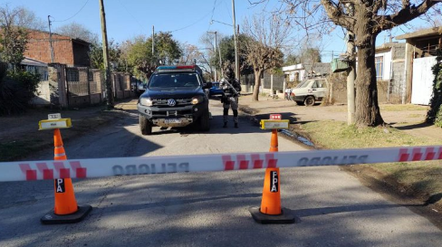 Dos detenidos en una jugada de pizarrón: estiraban cocaína con tiza, pero se les acabó el recreo