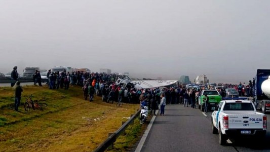 Video: saquearon un camión con alimentos que volcó en la Panamericana