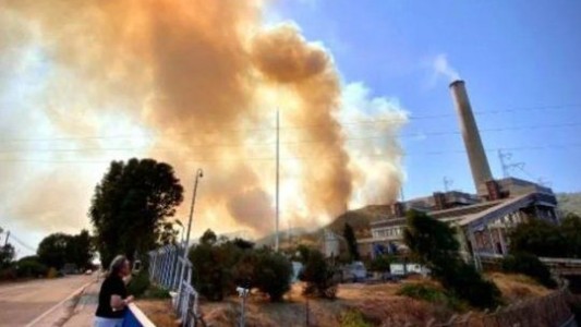 Evacúan una central térmica en Turquía amenazada por incendio forestal