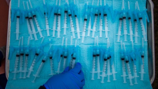 Moderna aseguró que su vacuna mantiene 93% de eficacia entre 4 y 6 meses después de la segunda dosis