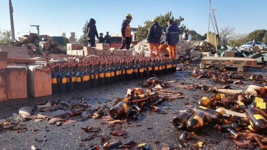 Derrame etílico en avenida Sabattini: volcó un camión cargado con botellas de vino