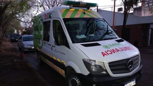Bahía Blanca: hospitalizan a una adolescente de 12 años que recibió una descarga eléctrica cuando desconectó el cargador de un celular