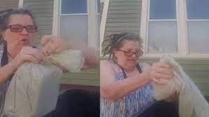 El momento en que una mujer tira las cenizas de su marido a la basura: "Por todas las veces que me pateó la cabeza"