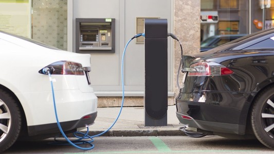 Por decreto, la mitad de los autos que se vendan en Estados Unidos en 2030 serán eléctricos