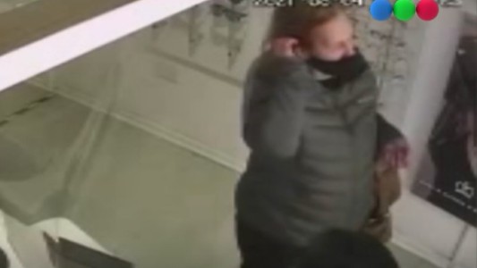 La mechera del gas pimienta: así atacó en un local para robar