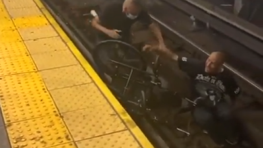 Video: impactante, un hombre en sillas de ruedas se salvó por segundos de ser arrollado por un tren