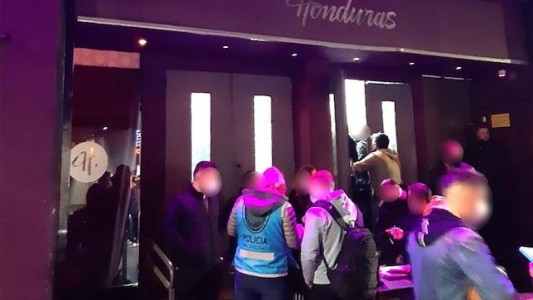 El cantante Antonio Ríos, descubierto en una fiesta clandestina en Villa Crespo a punto de dar un show