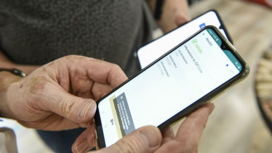 Pese a las protestas, Francia exigirá el pase sanitario para ingresar a establecimientos a partir de este lunes