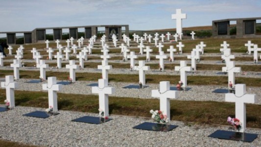 Forenses llegan a Malvinas para trabajos de identificación de restos