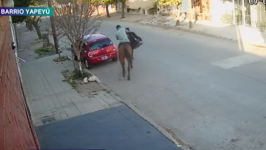 Como en el lejano oeste, ladrón a caballo en barrio General Paz